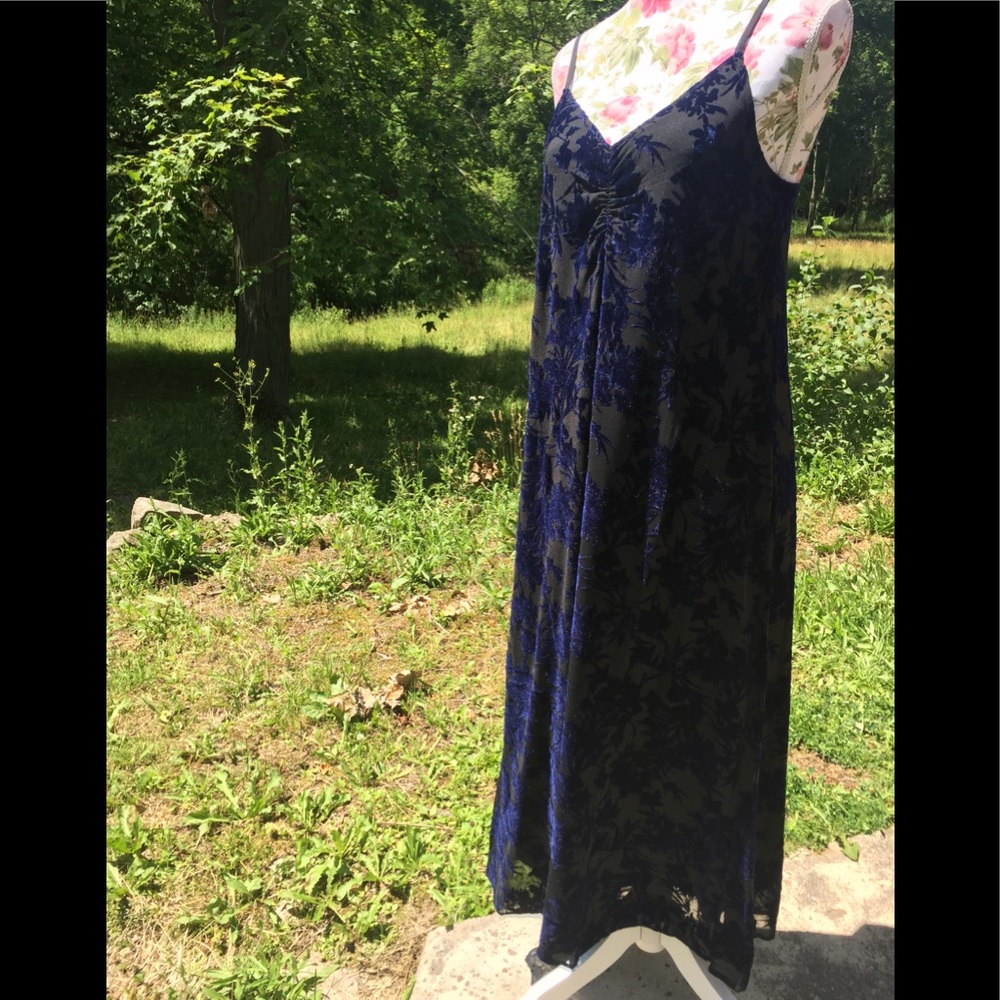 Hinge Cinch Velvet Evening Dress - Picture 3 of 8